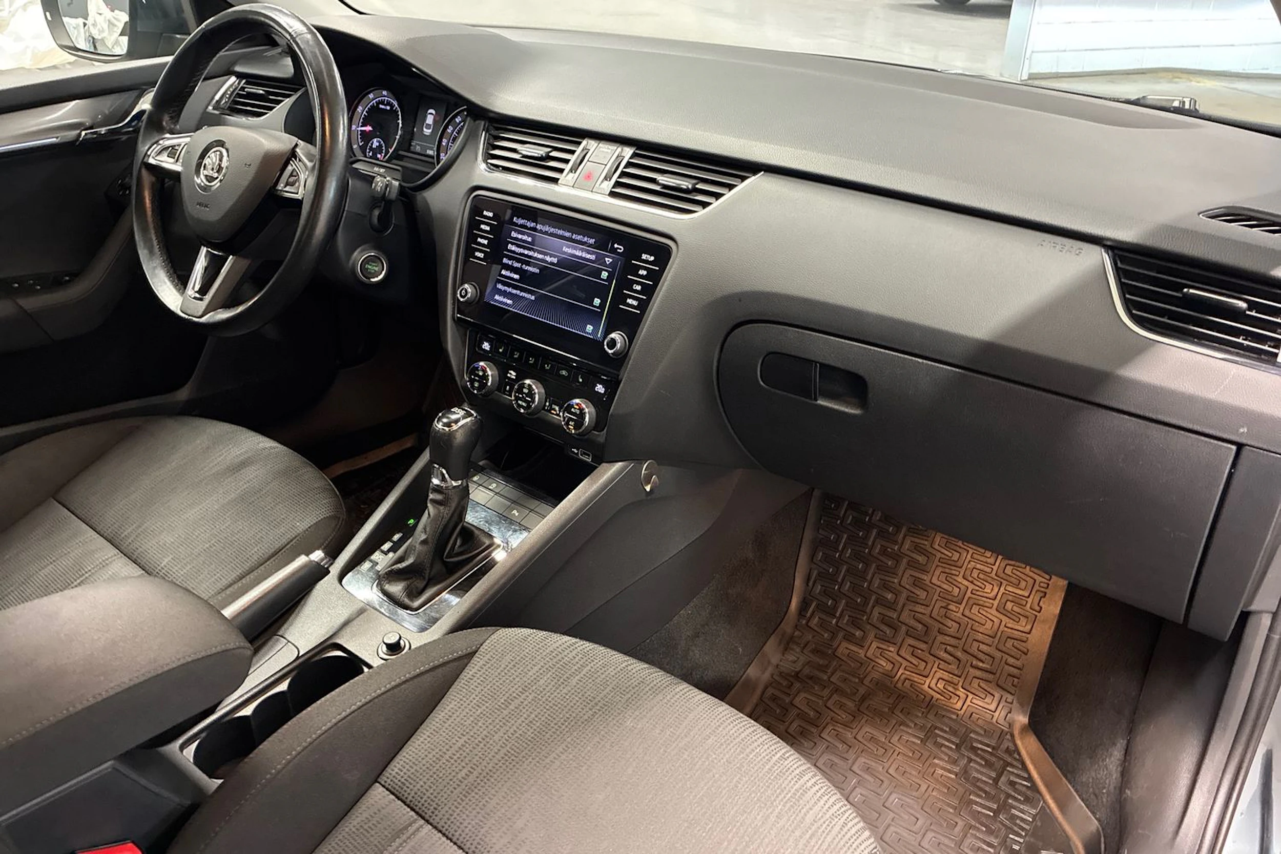 harmaa Skoda Octavia 2019 kuva 29.