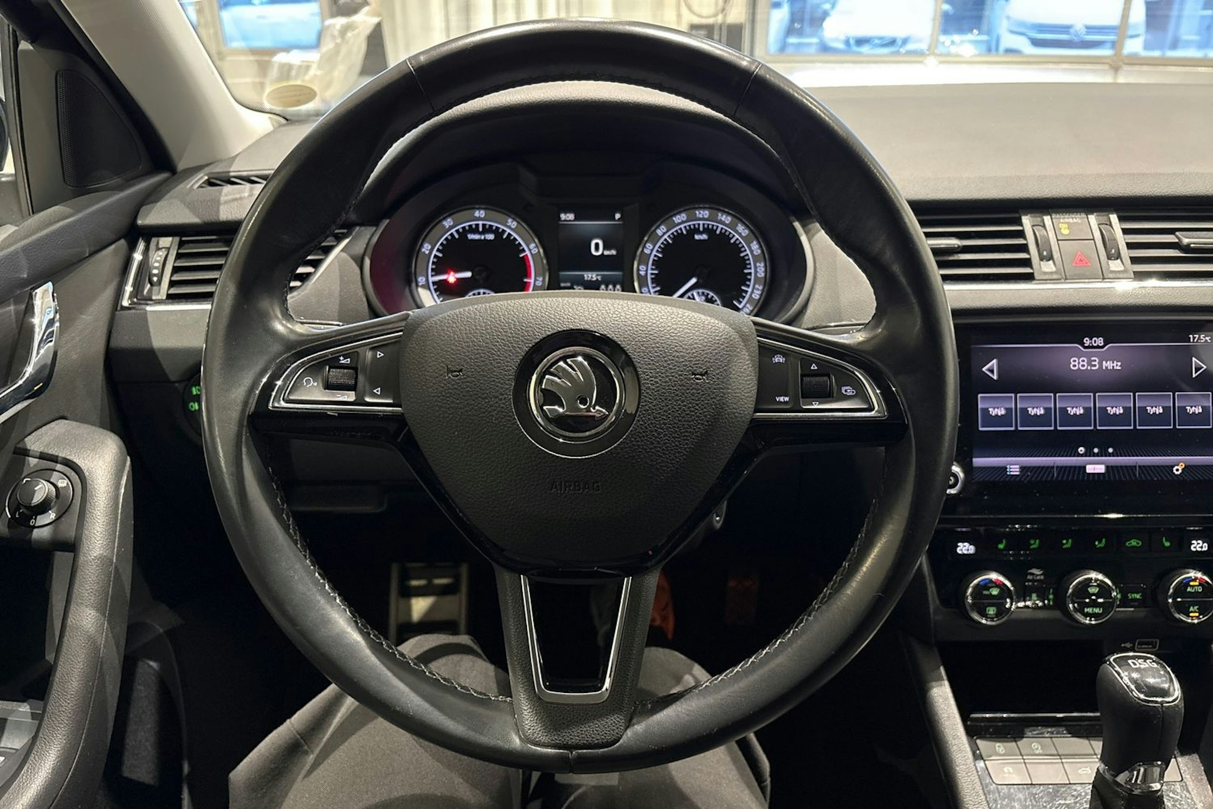 musta Skoda Octavia 2018 kuva 14.