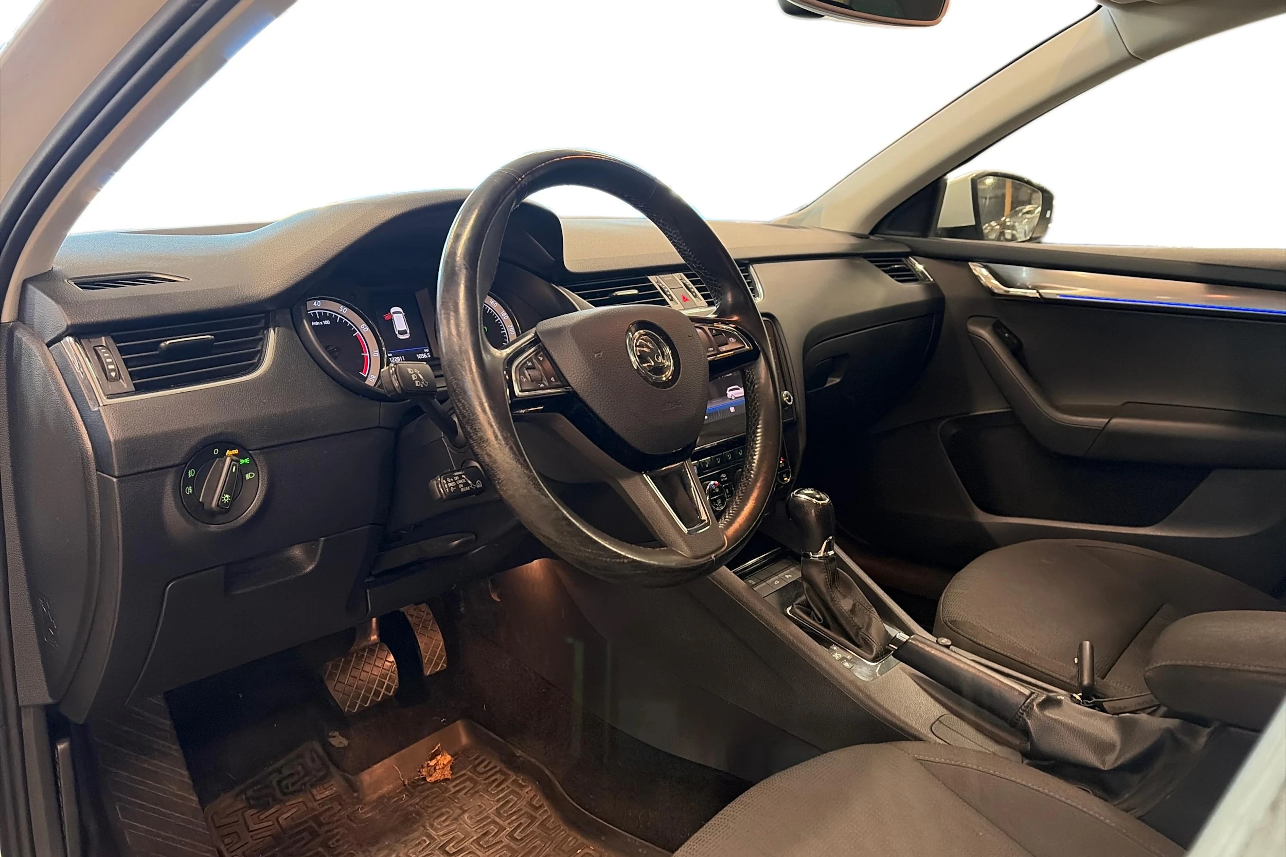 valkoinen Skoda Octavia 2019 kuva 3.
