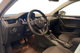 valkoinen Skoda Octavia 2019 kuva 3.