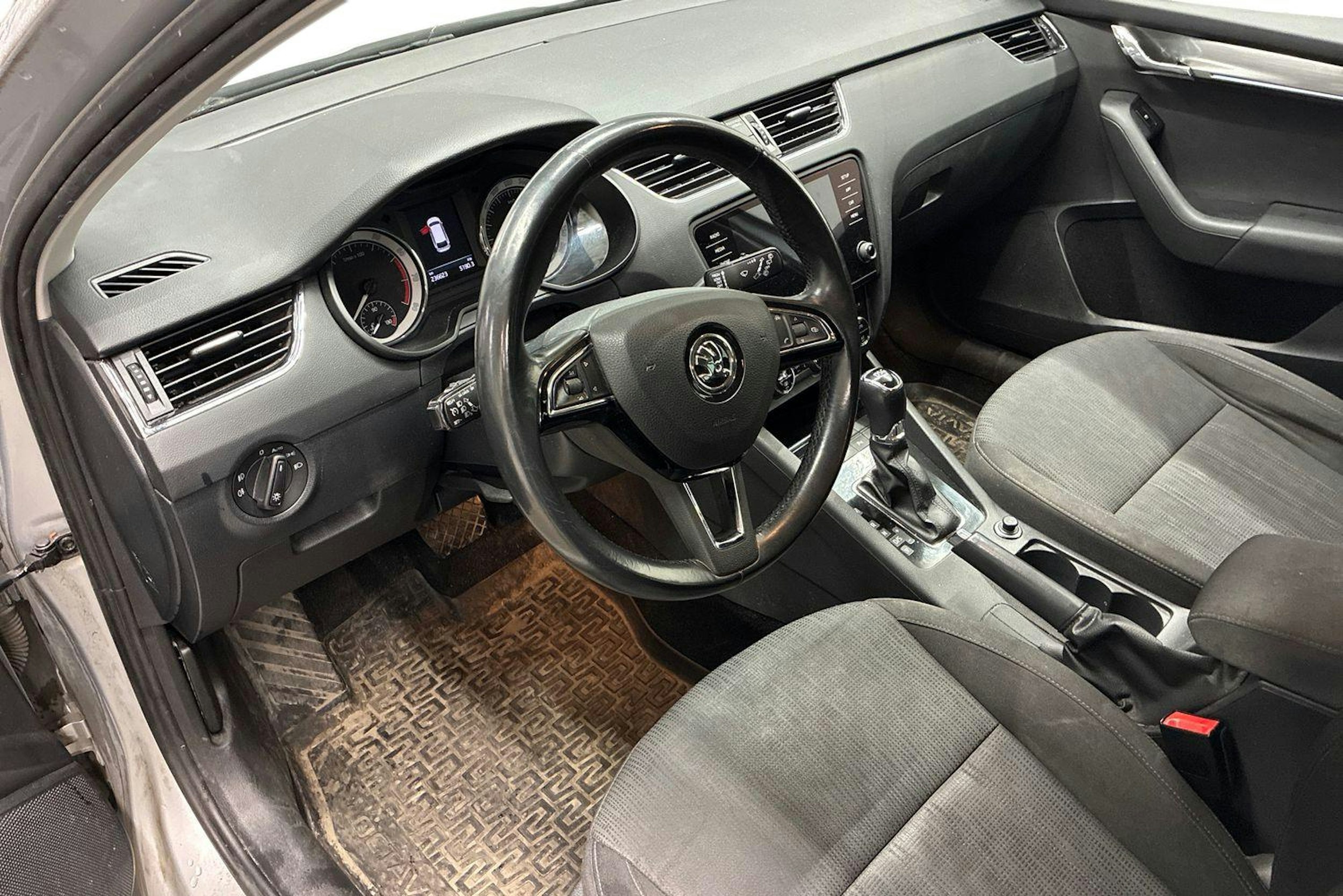 harmaa Skoda Octavia 2018 kuva 3.