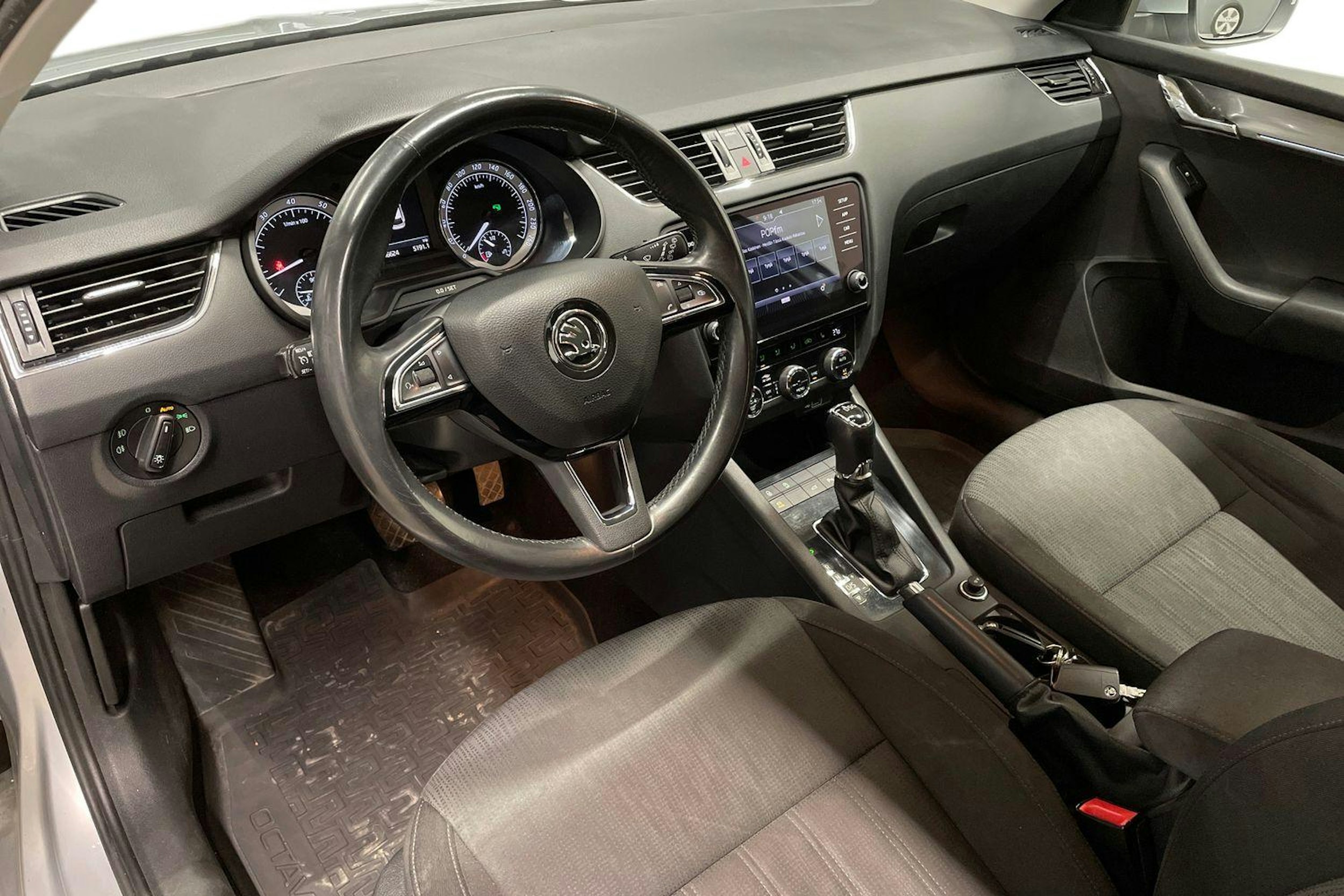 harmaa Skoda Octavia 2018 kuva 7.
