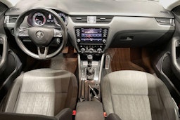 harmaa Skoda Octavia 2018 kuva 9.