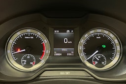 harmaa Skoda Octavia 2018 kuva 16.