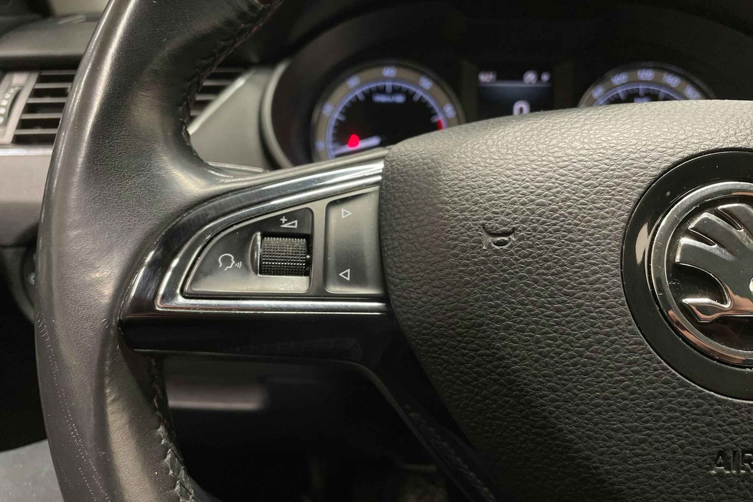 harmaa Skoda Octavia 2018 kuva 22.