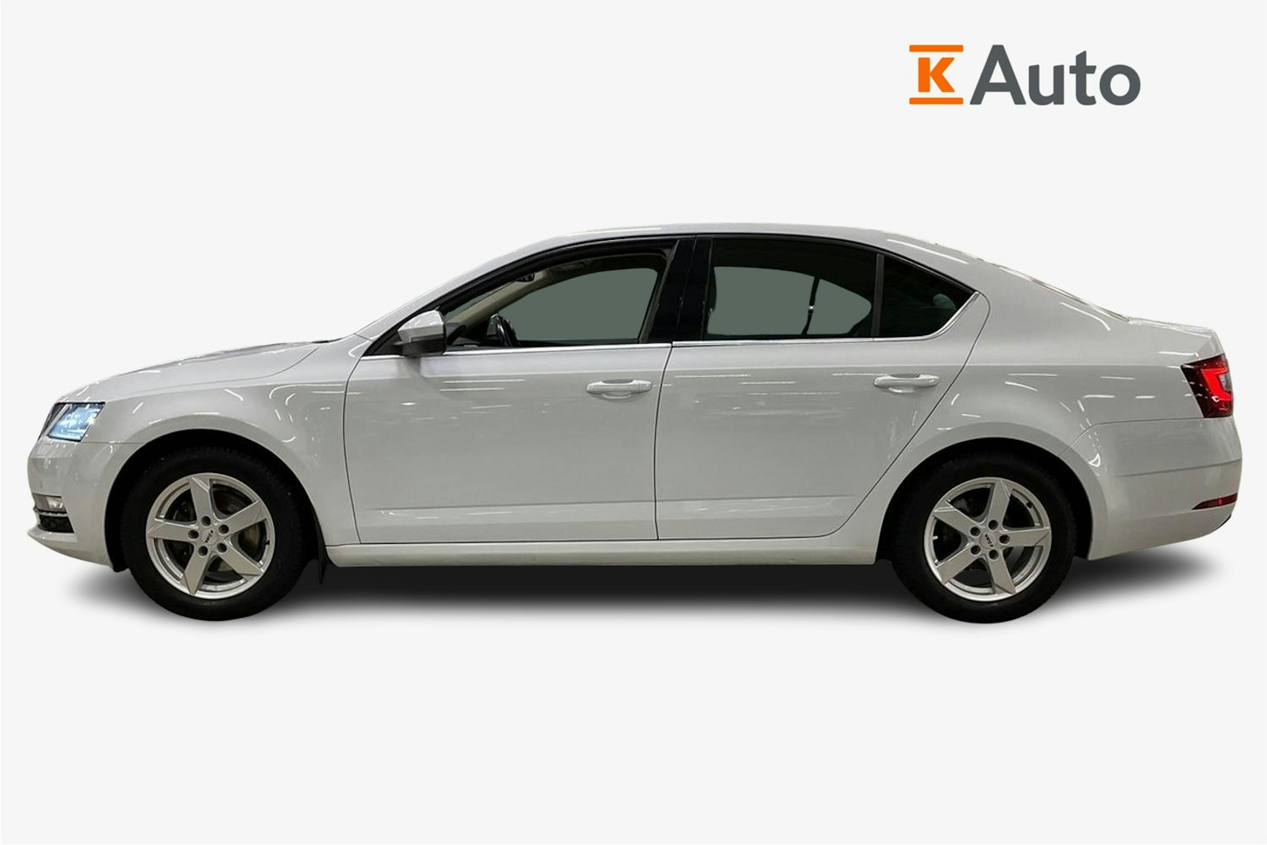 valkoinen Skoda Octavia 2018 kuva 6.