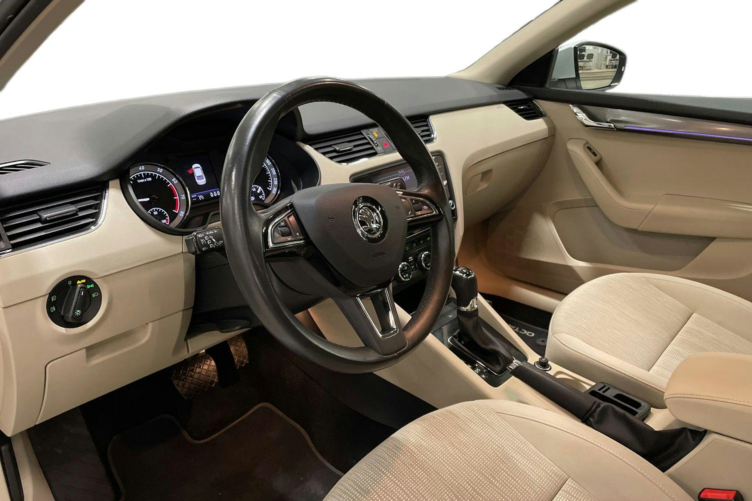 valkoinen Skoda Octavia 2018 kuva 7.