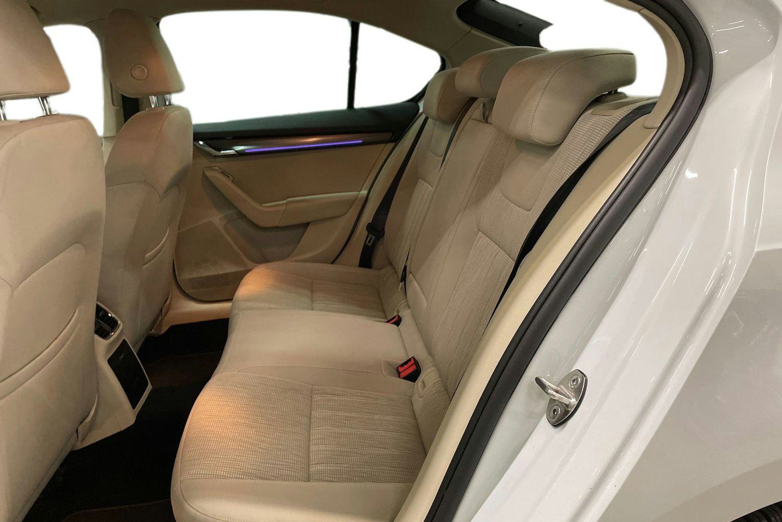 valkoinen Skoda Octavia 2018 kuva 10.