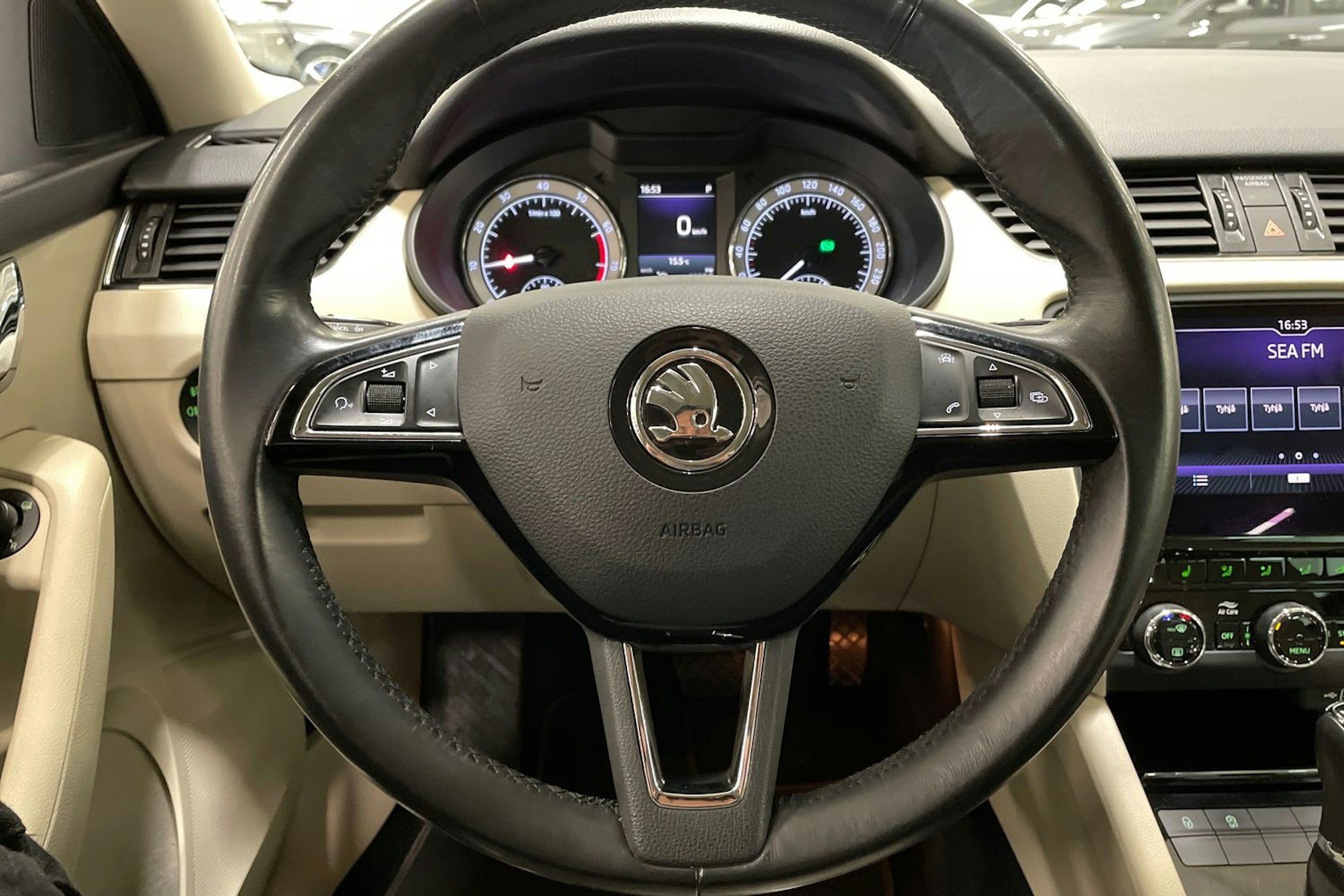 valkoinen Skoda Octavia 2018 kuva 15.