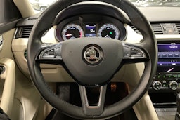 valkoinen Skoda Octavia 2018 kuva 15.