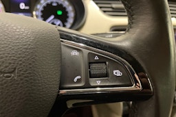 valkoinen Skoda Octavia 2018 kuva 16.