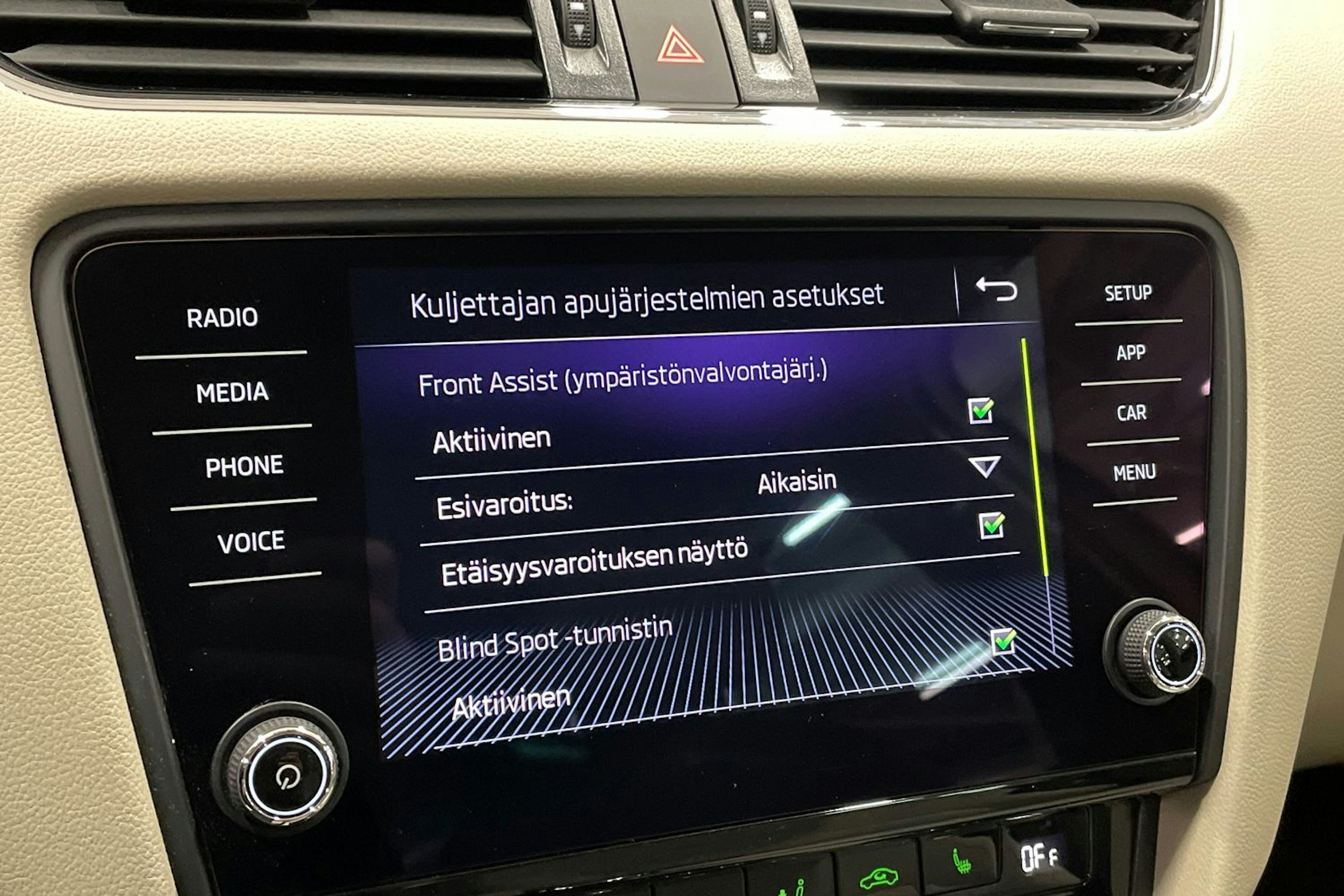 valkoinen Skoda Octavia 2018 kuva 26.