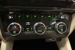 valkoinen Skoda Octavia 2018 kuva 28.