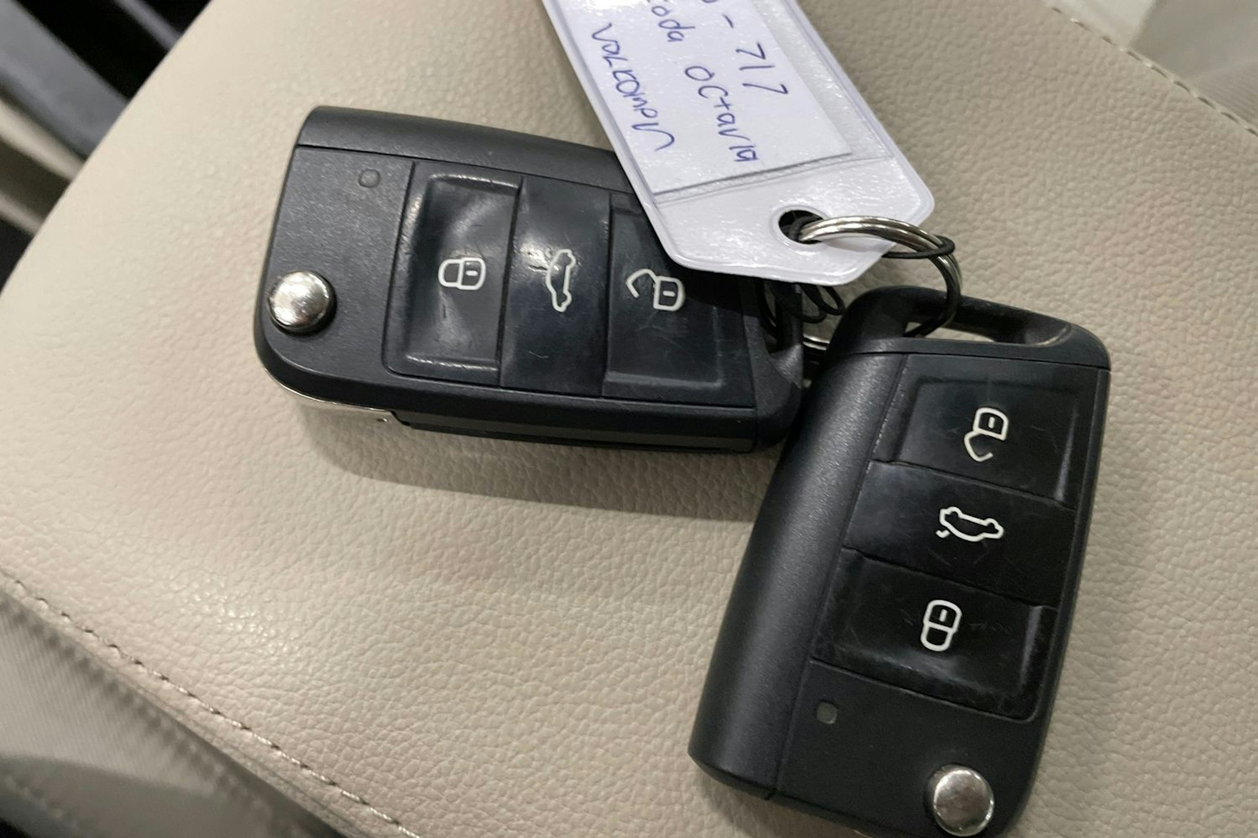 valkoinen Skoda Octavia 2018 kuva 32.