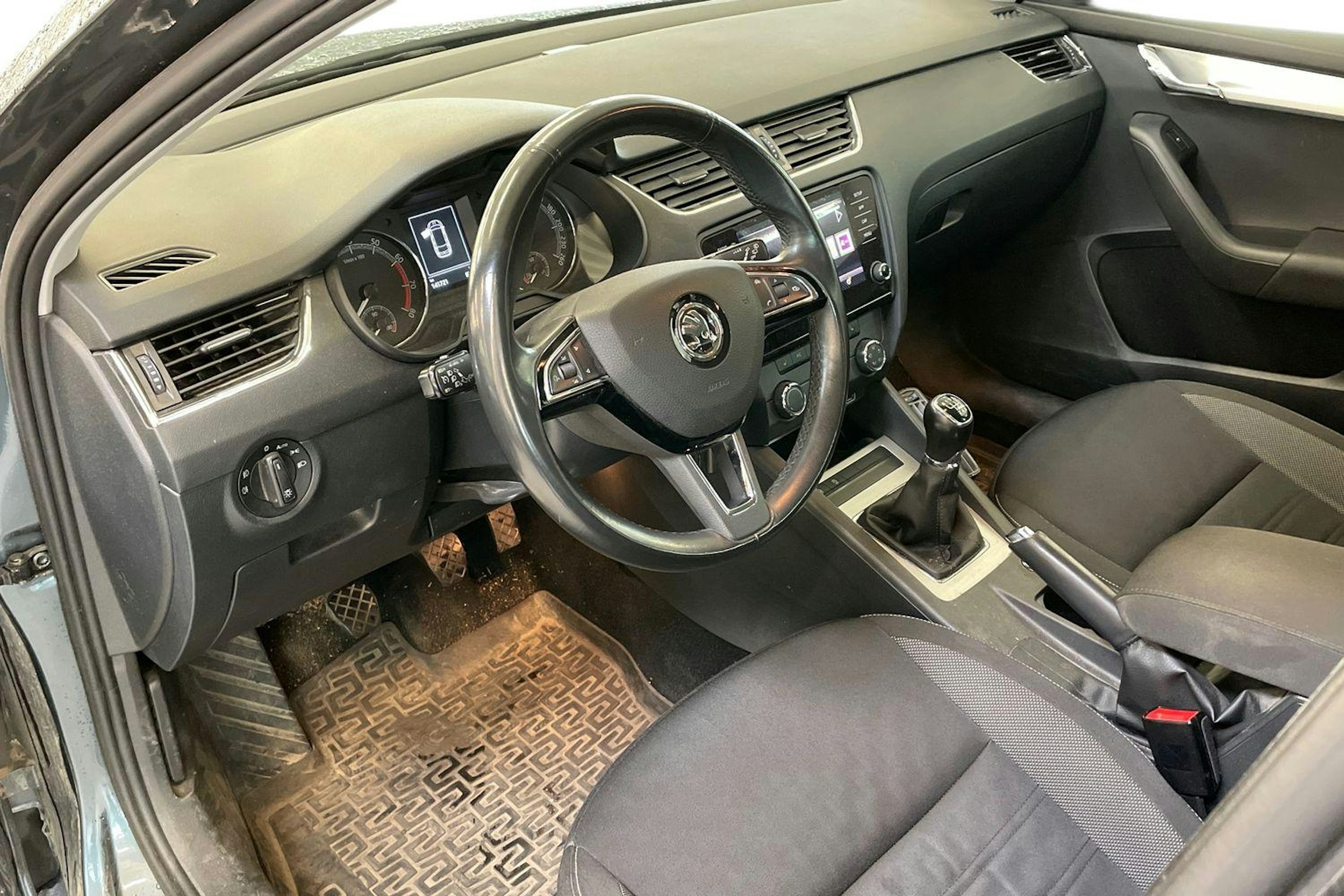 harmaa Skoda Octavia 2018 kuva 3.