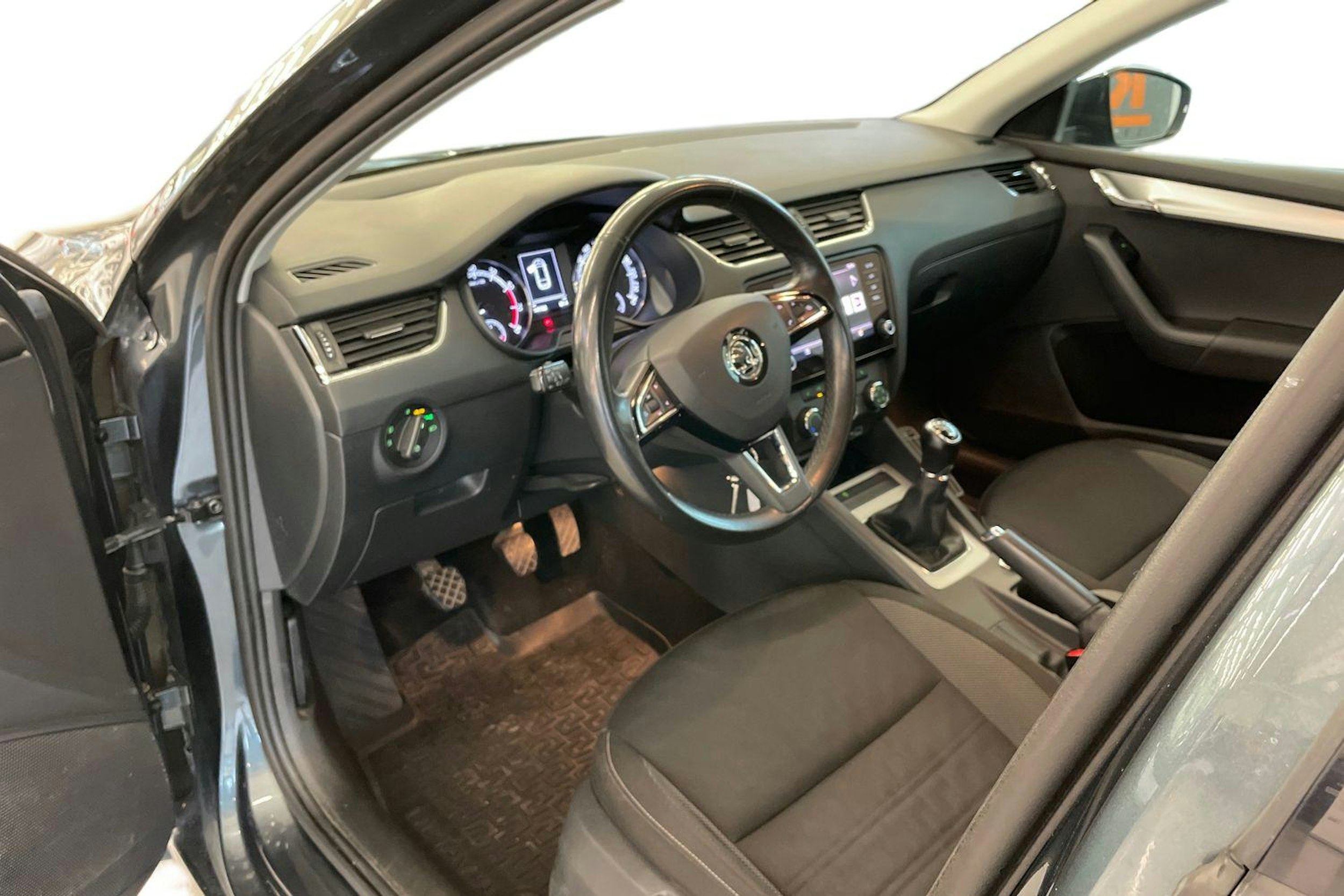 harmaa Skoda Octavia 2018 kuva 7.