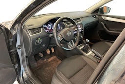 harmaa Skoda Octavia 2018 kuva 7.