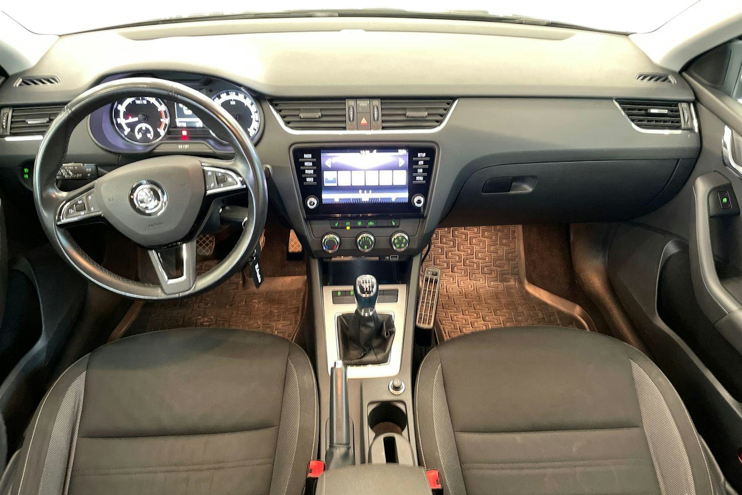 harmaa Skoda Octavia 2018 kuva 9.