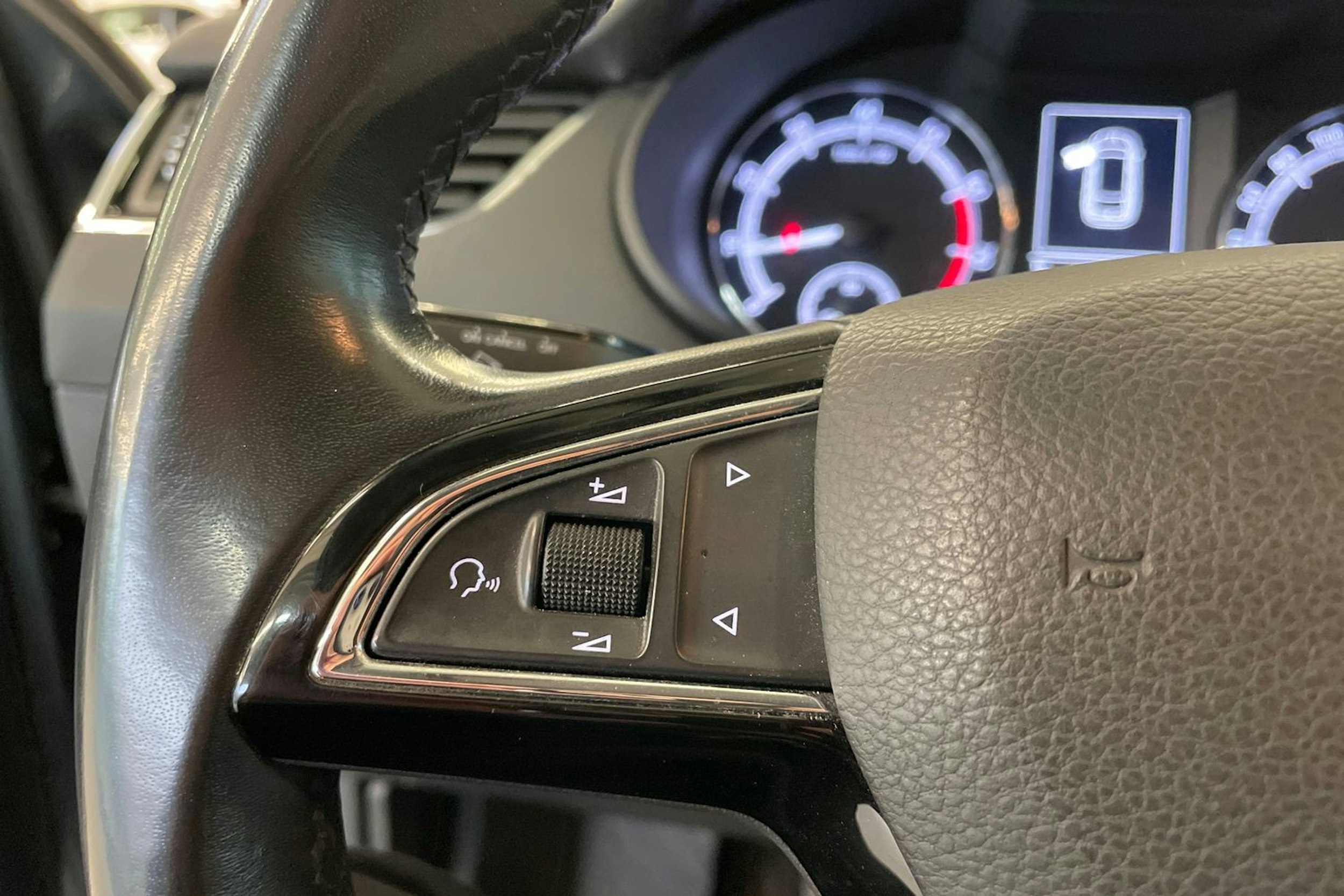 harmaa Skoda Octavia 2018 kuva 14.