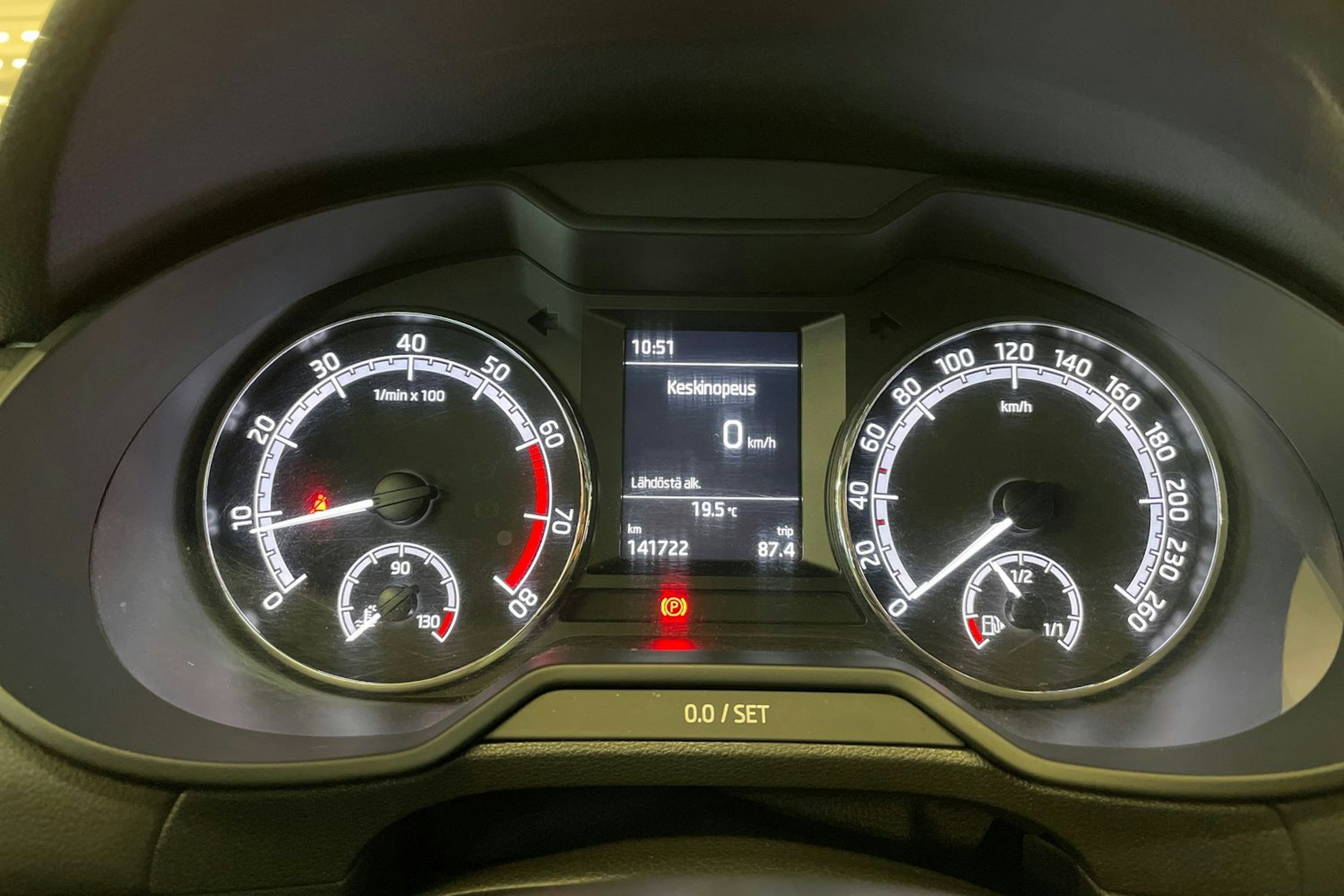 harmaa Skoda Octavia 2018 kuva 16.