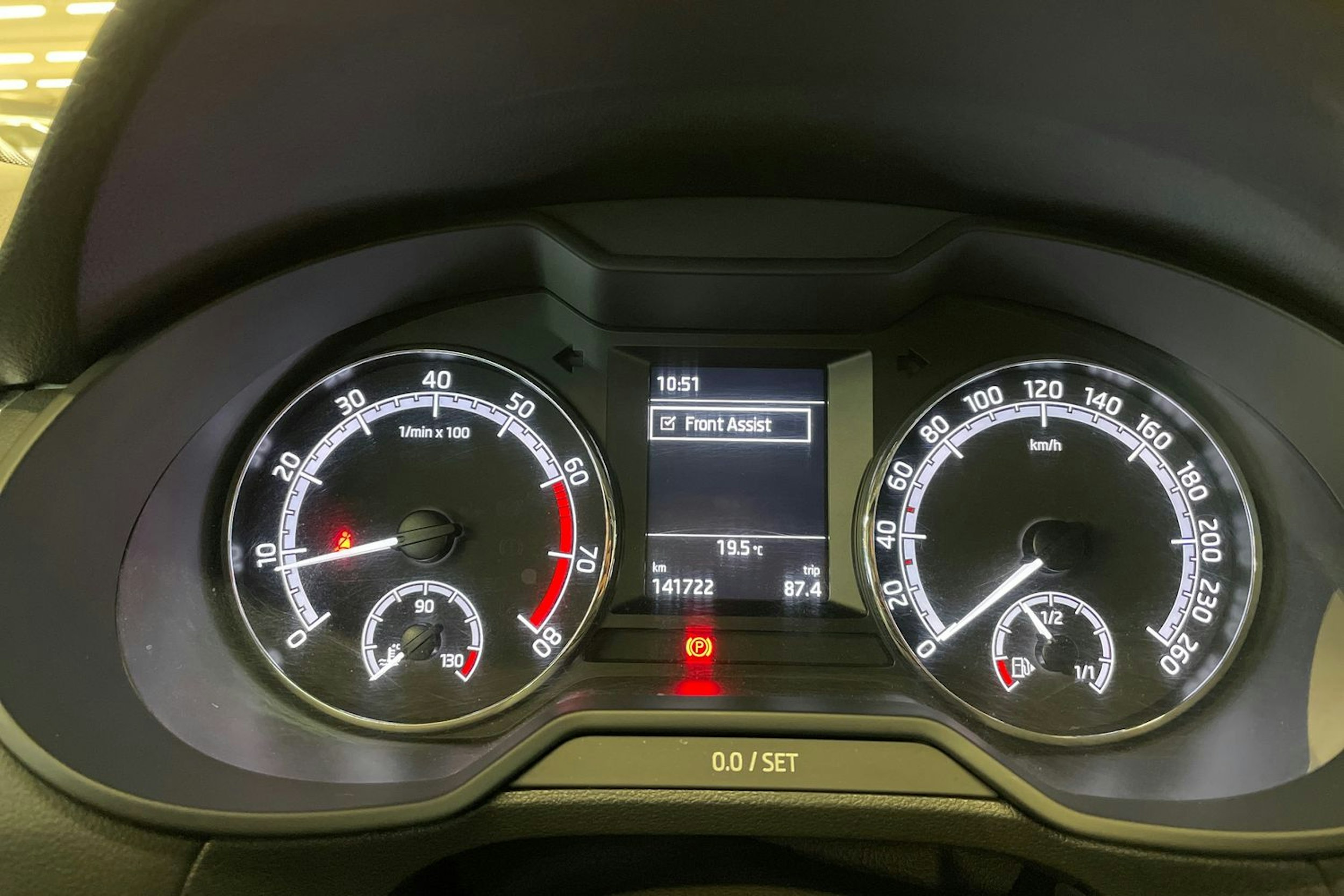 harmaa Skoda Octavia 2018 kuva 17.