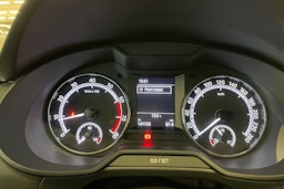 harmaa Skoda Octavia 2018 kuva 17.