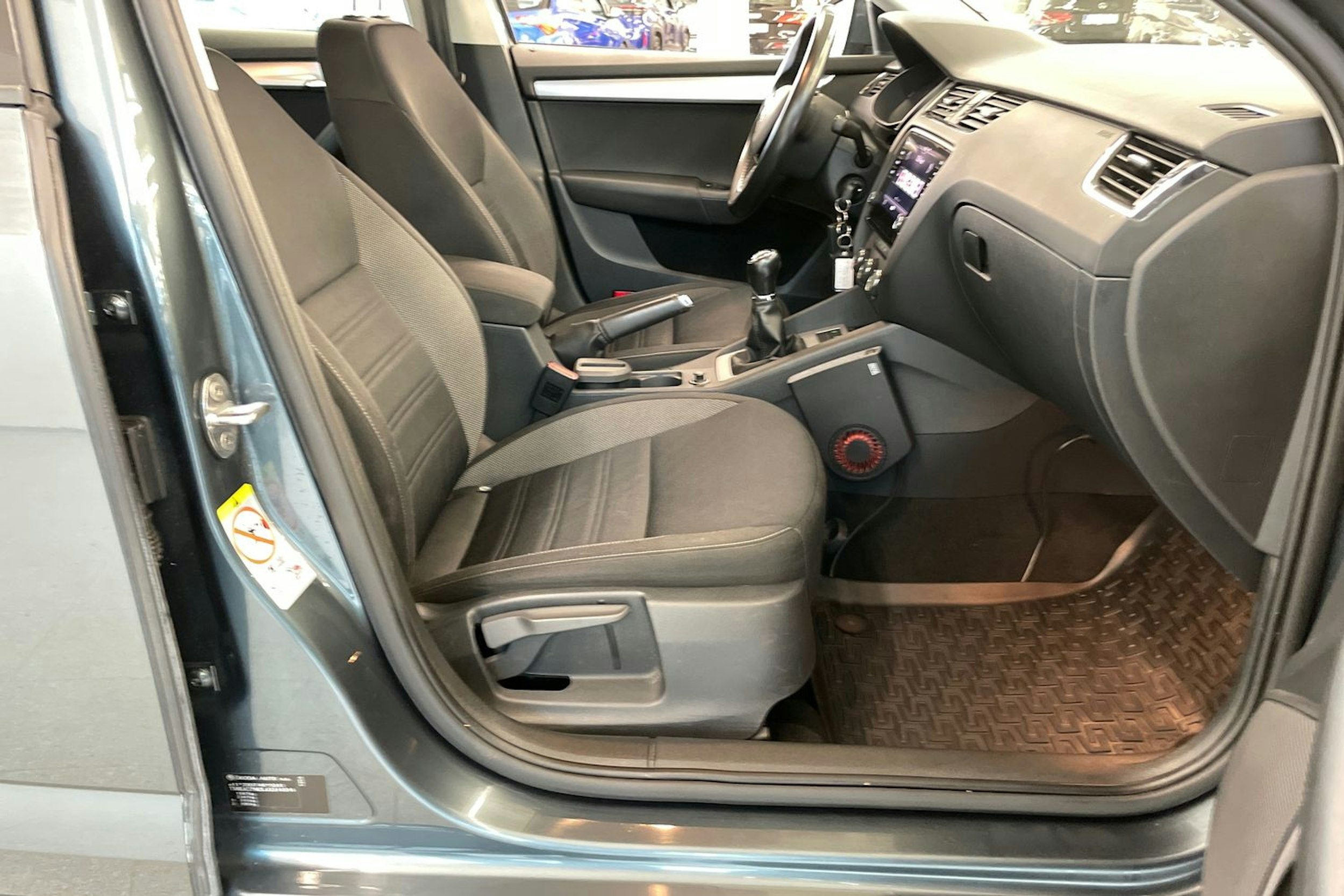 harmaa Skoda Octavia 2018 kuva 23.