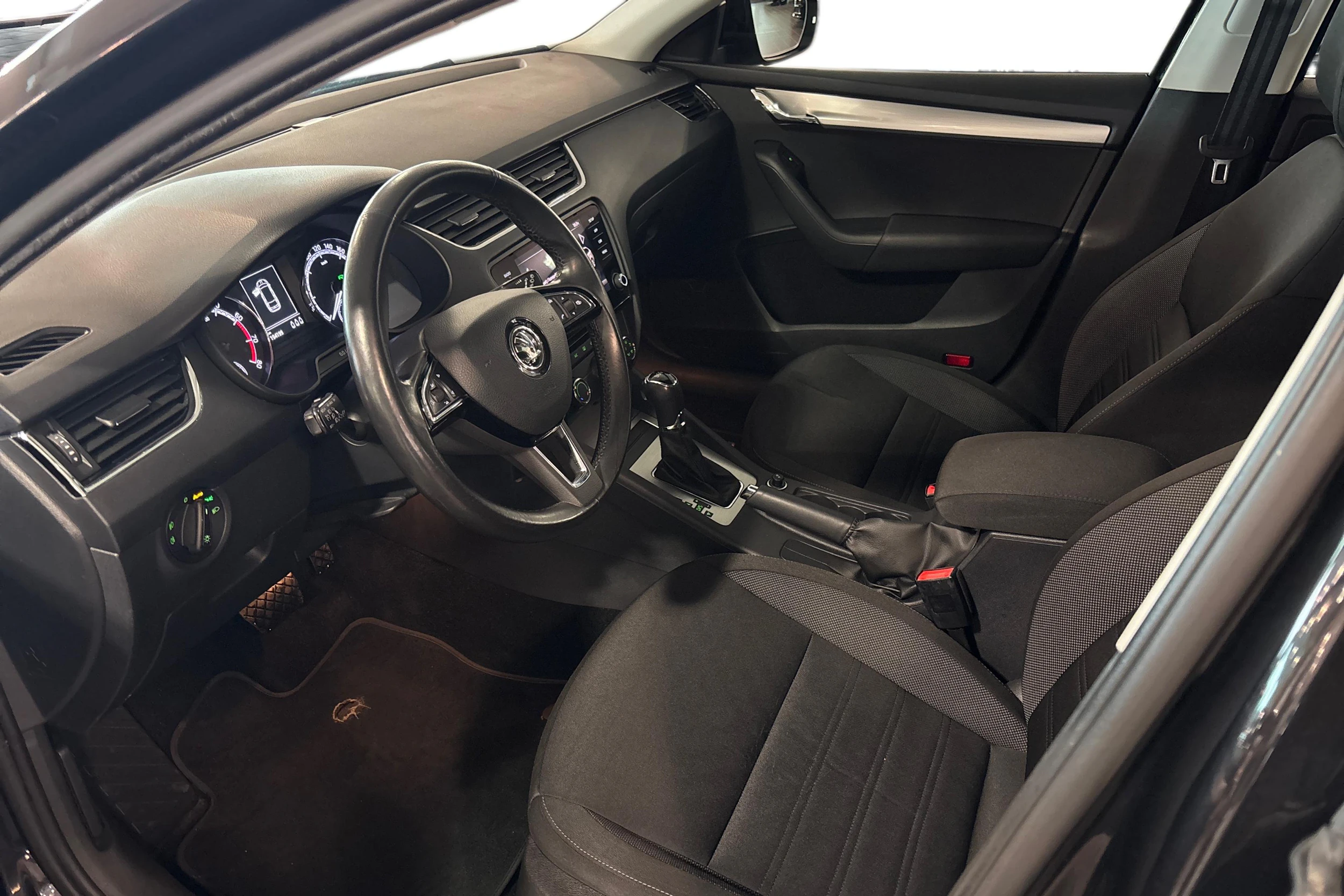 musta Skoda Octavia 2018 kuva 8.