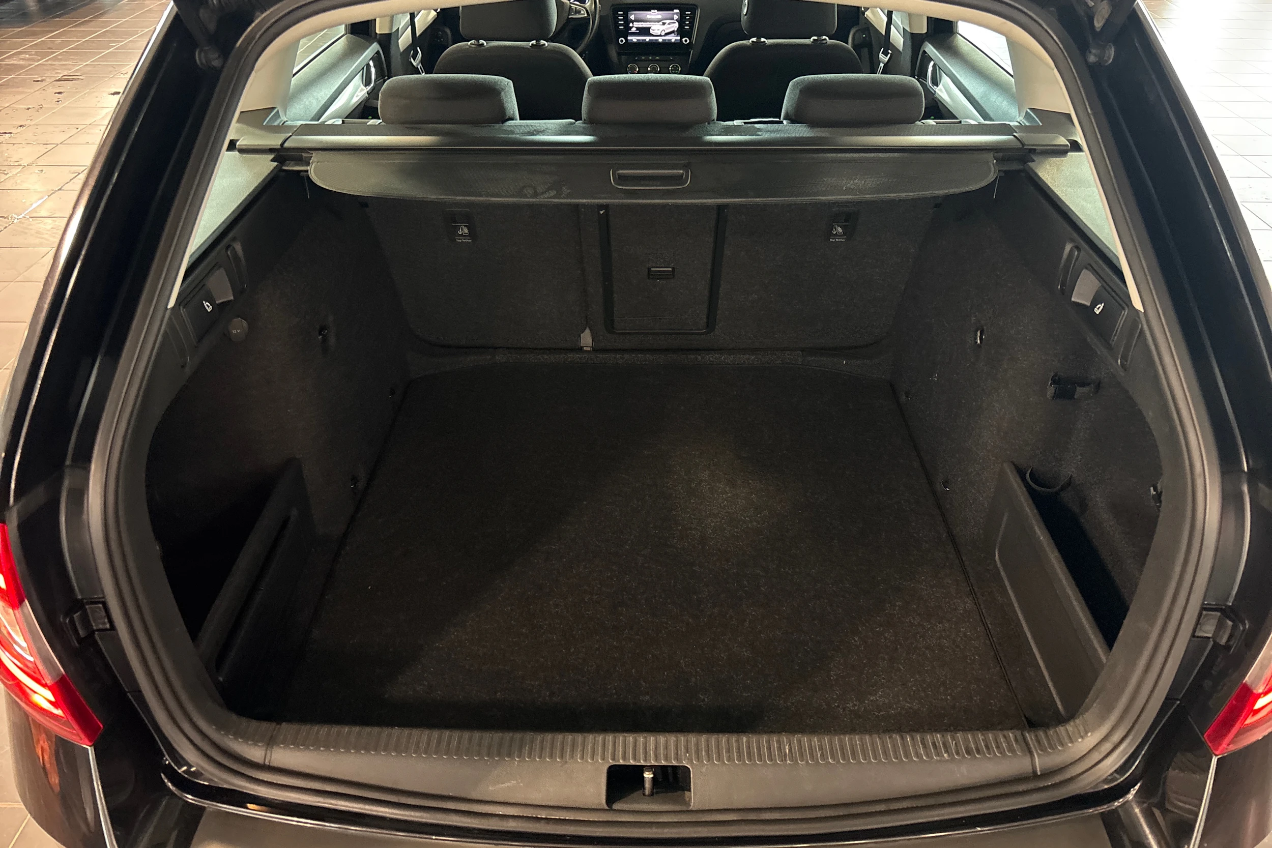 musta Skoda Octavia 2018 kuva 15.