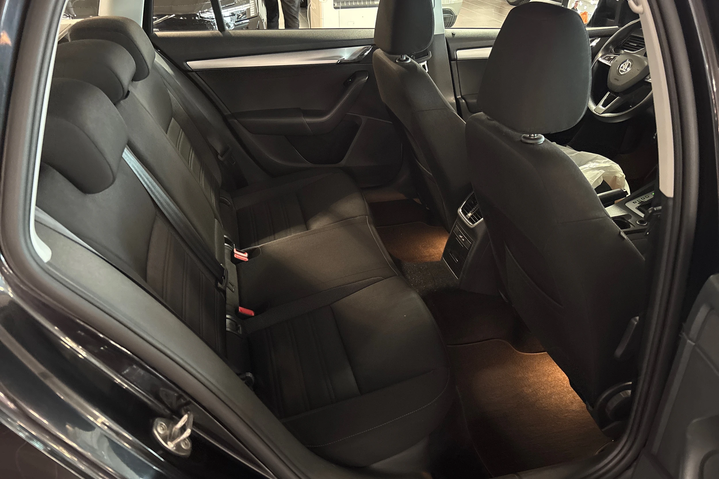 musta Skoda Octavia 2018 kuva 16.