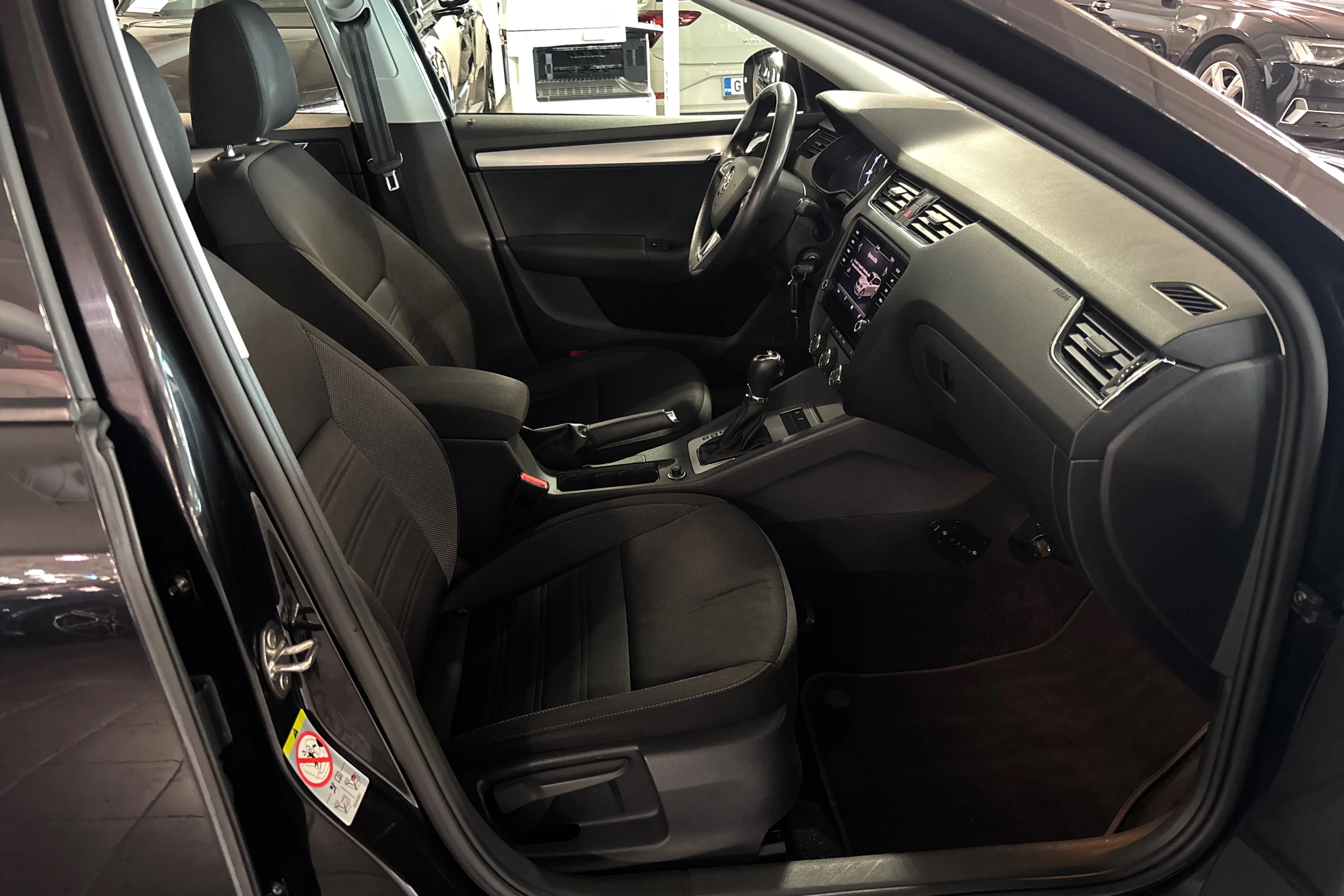 musta Skoda Octavia 2018 kuva 17.