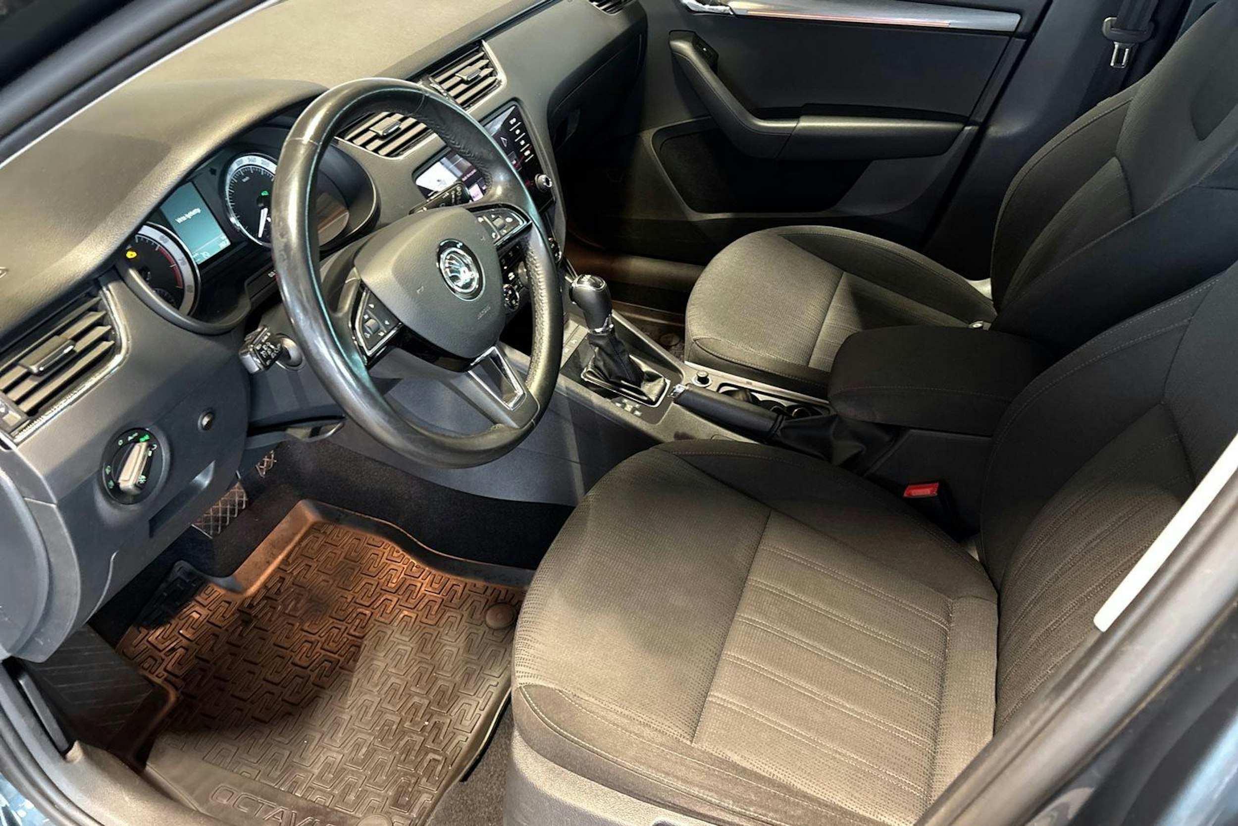 harmaa Skoda Octavia 2018 kuva 7.