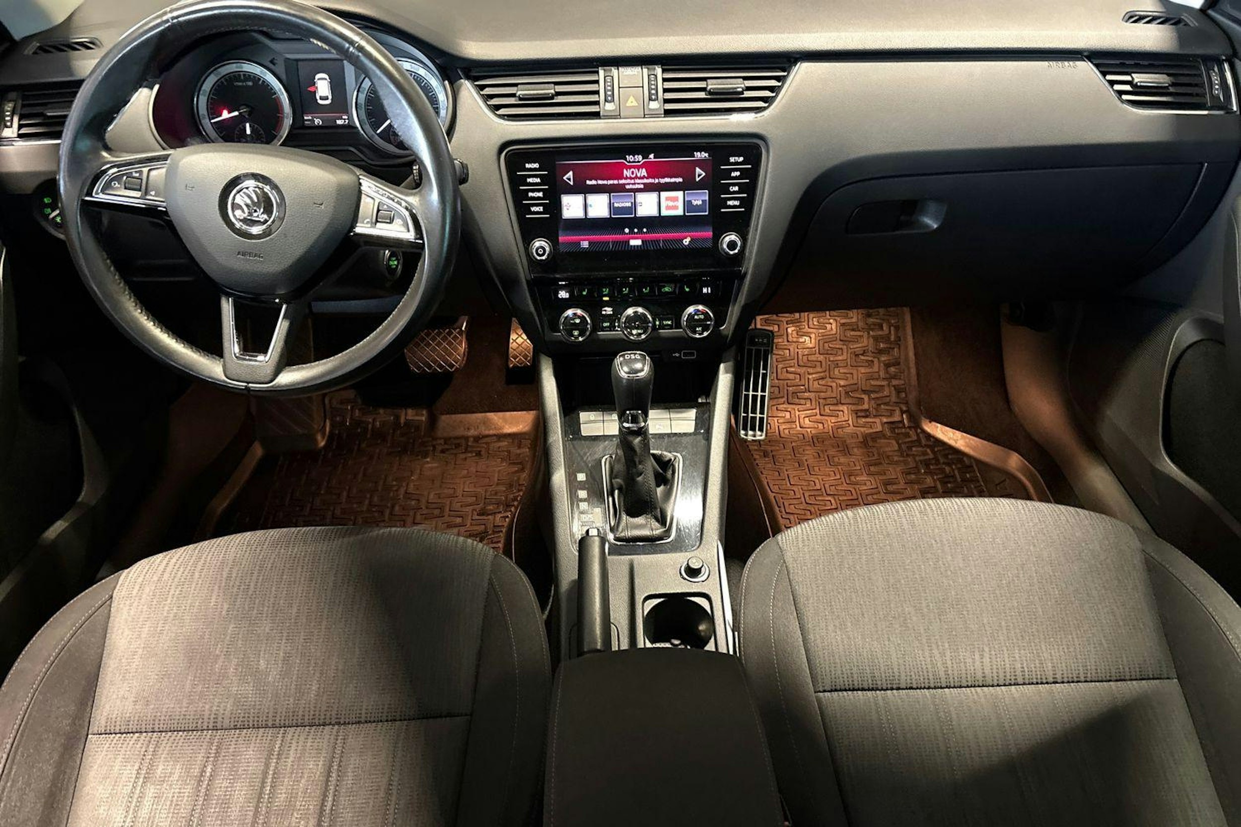 harmaa Skoda Octavia 2018 kuva 9.