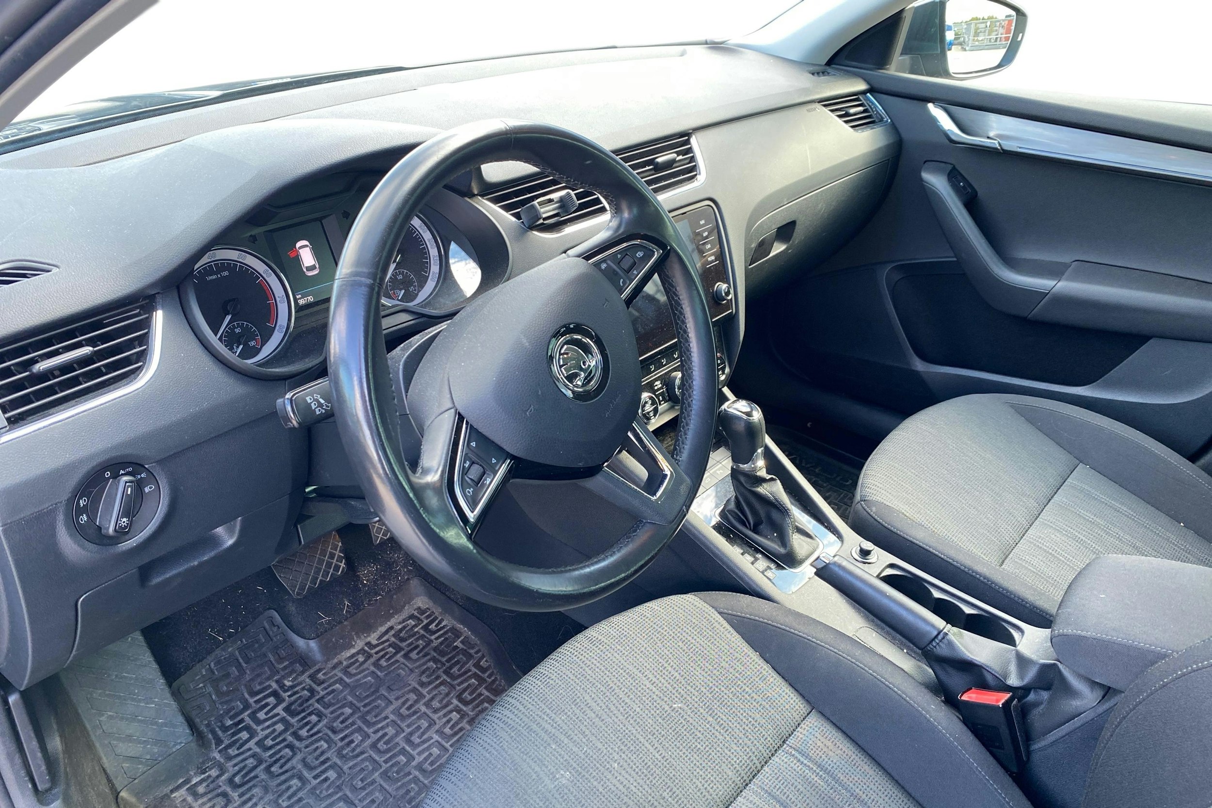 harmaa Skoda Octavia 2018 kuva 3.