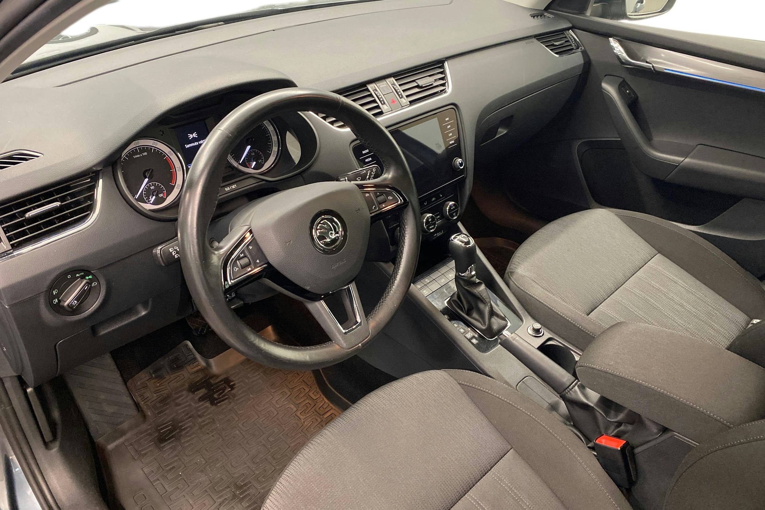 harmaa Skoda Octavia 2018 kuva 6.