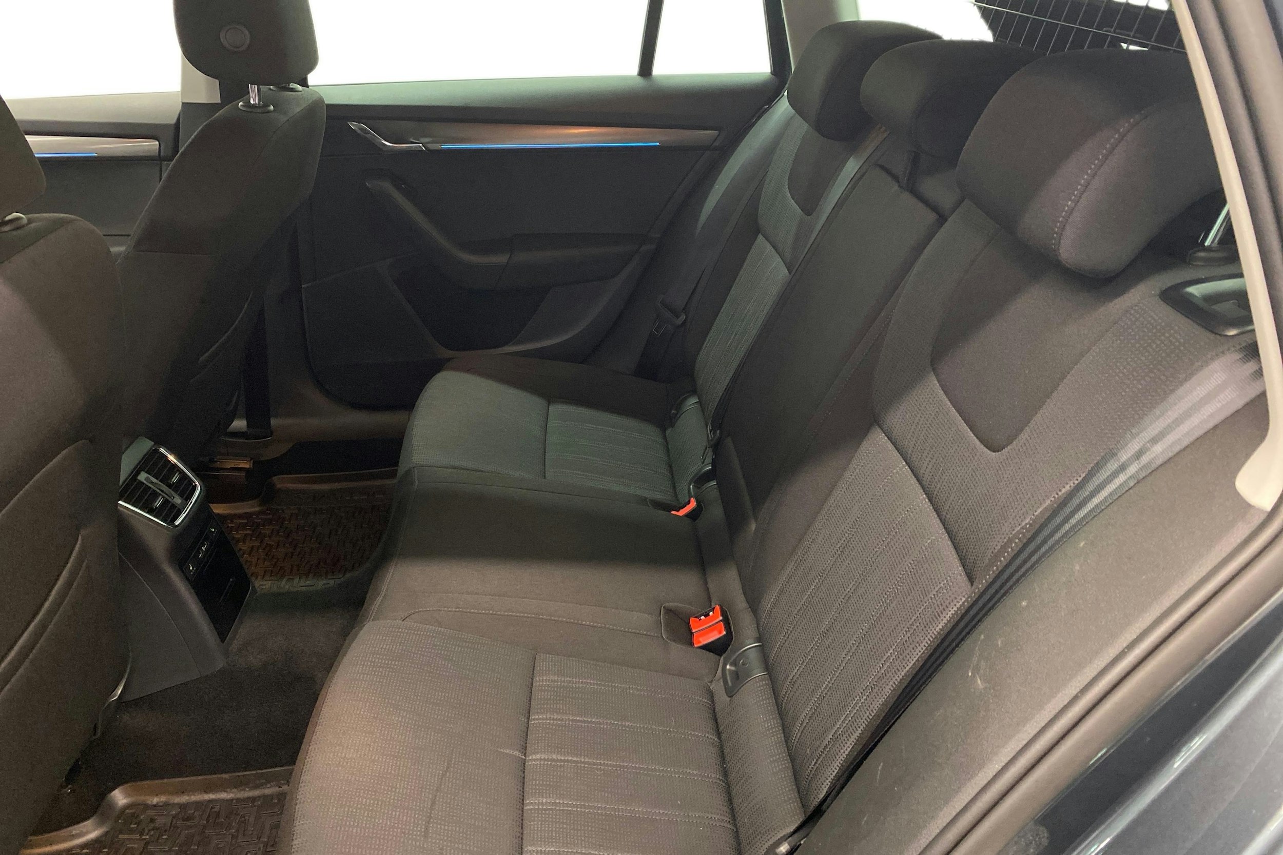 harmaa Skoda Octavia 2018 kuva 8.