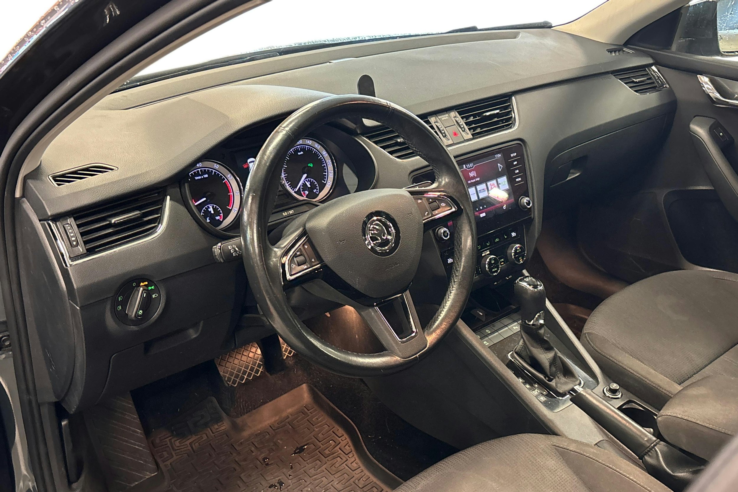 harmaa Skoda Octavia 2018 kuva 3.
