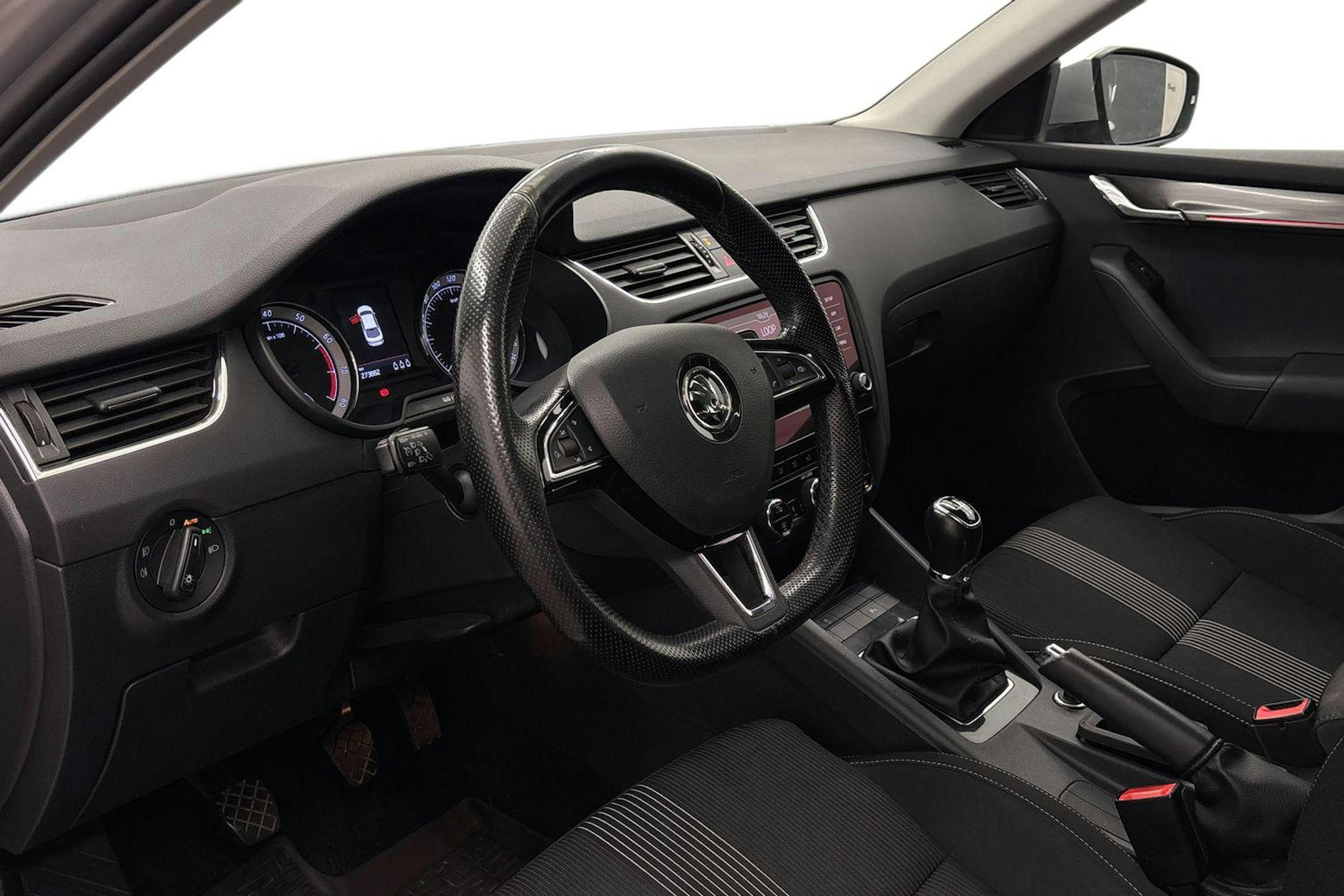 harmaa Skoda Octavia 2018 kuva 6.