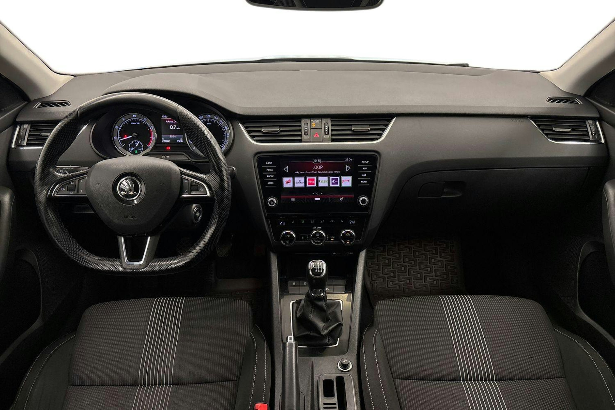 harmaa Skoda Octavia 2018 kuva 7.