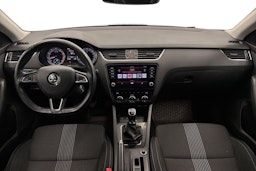 harmaa Skoda Octavia 2018 kuva 7.