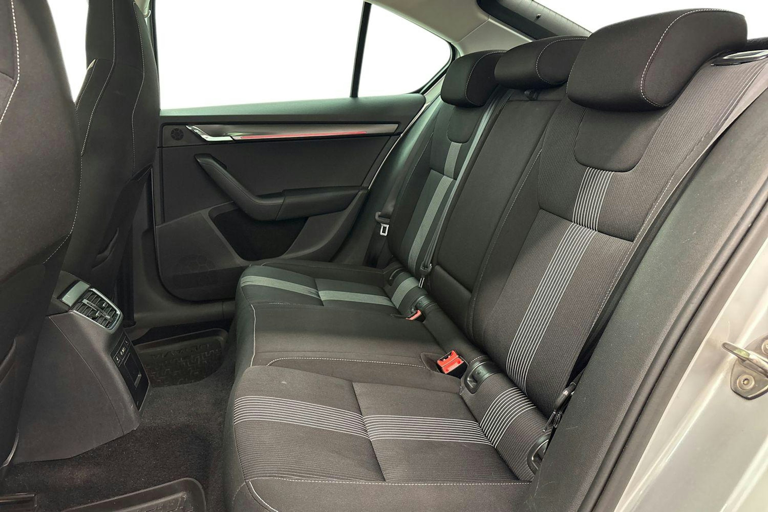 harmaa Skoda Octavia 2018 kuva 8.