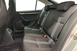 harmaa Skoda Octavia 2018 kuva 8.