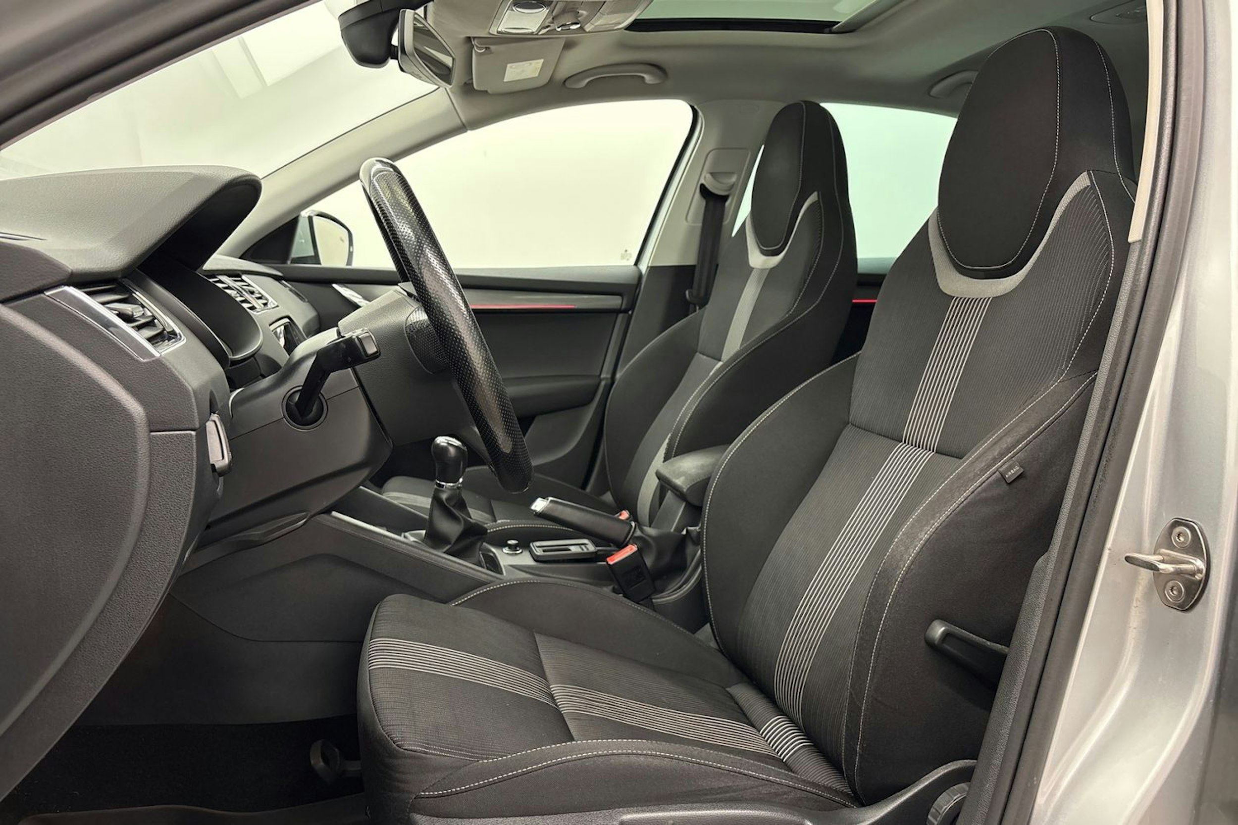 harmaa Skoda Octavia 2018 kuva 11.