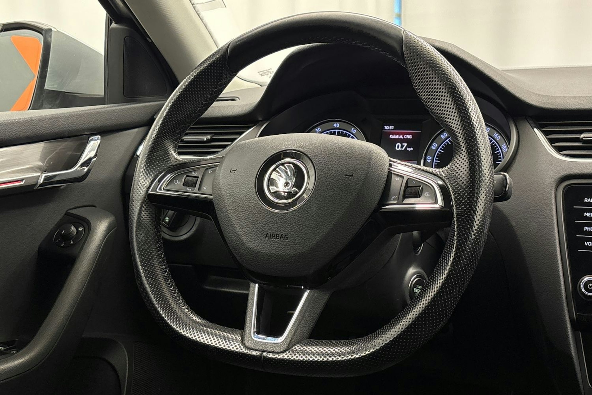 harmaa Skoda Octavia 2018 kuva 13.