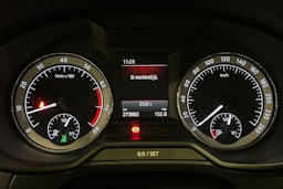 harmaa Skoda Octavia 2018 kuva 16.