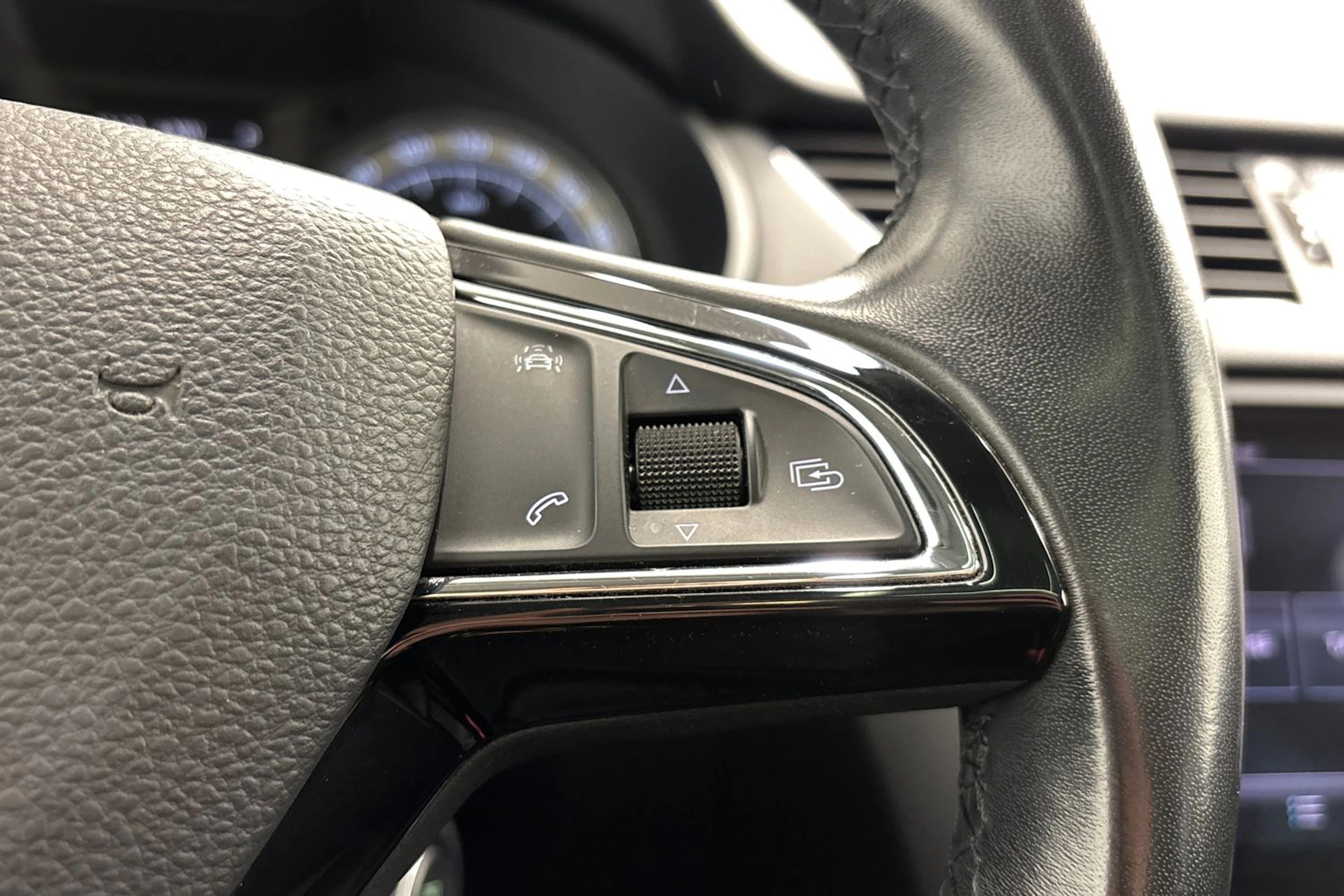 musta Skoda Octavia 2018 kuva 15.