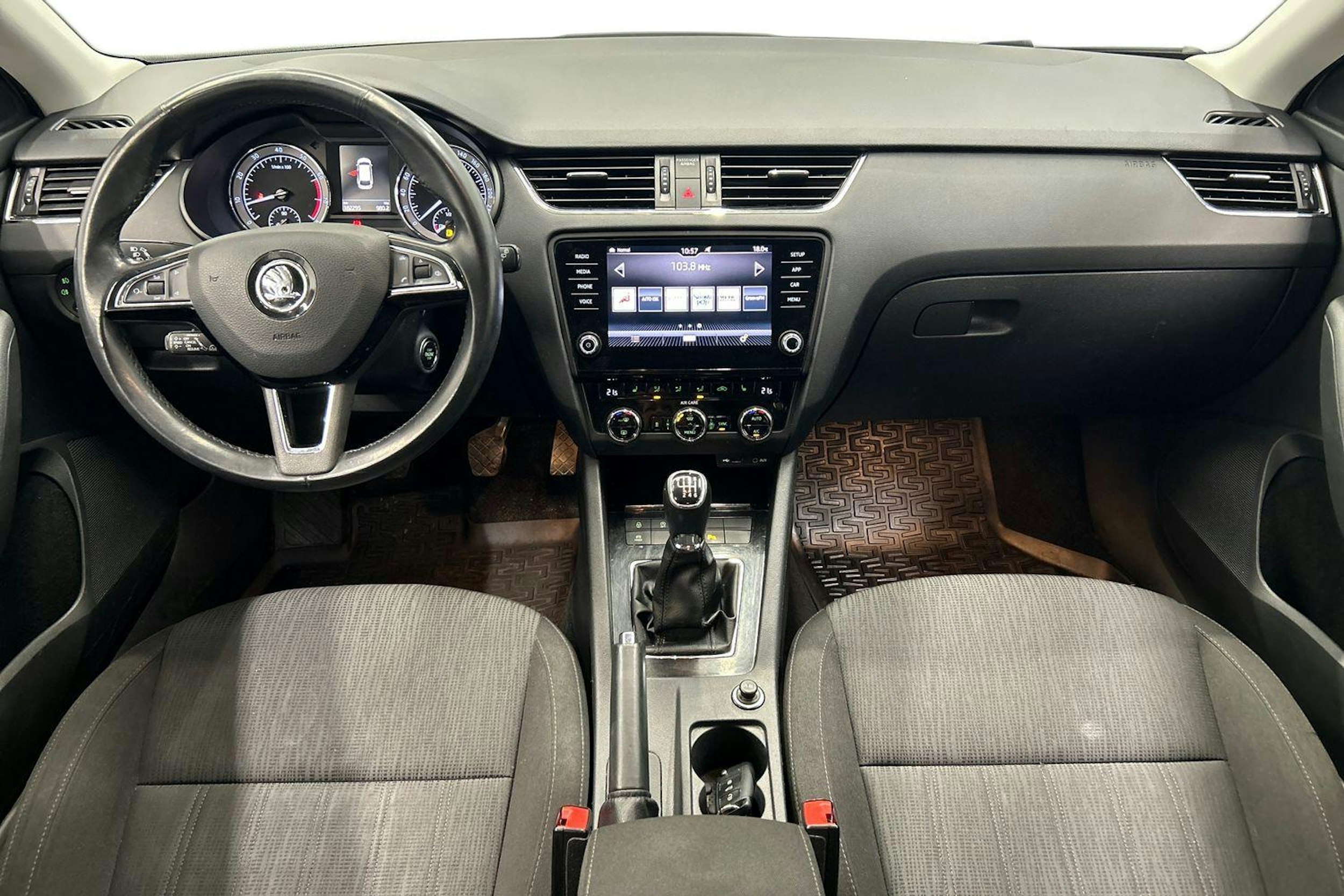 valkoinen Skoda Octavia 2018 kuva 7.