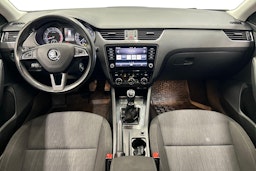 valkoinen Skoda Octavia 2018 kuva 7.