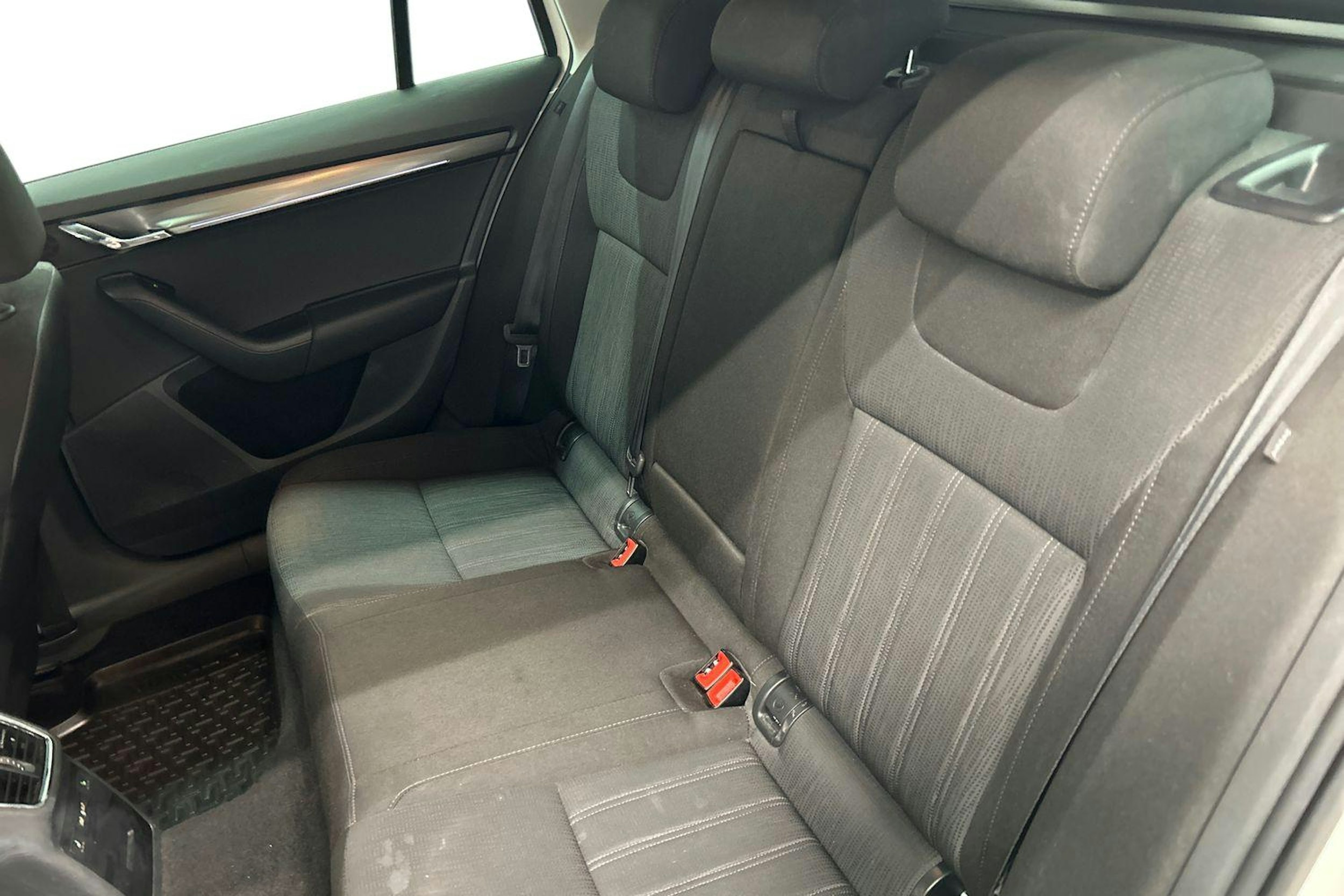 valkoinen Skoda Octavia 2018 kuva 8.