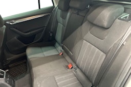 valkoinen Skoda Octavia 2018 kuva 8.